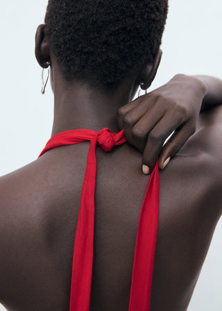 Blusa Escote Pico con Espalda Abierta.