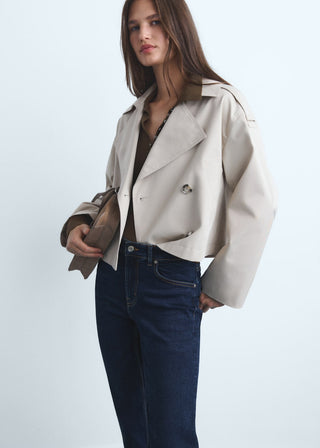 Jeans Flare Talle Medio con Bolsillos.