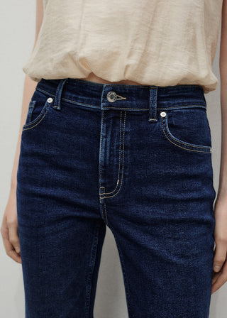 Jeans Flare Talle Medio con Bolsillos.