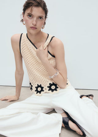 Blusa de Crochet con Detalle Floral