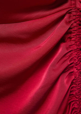 Vestido Satinado con Detalle Fruncido.