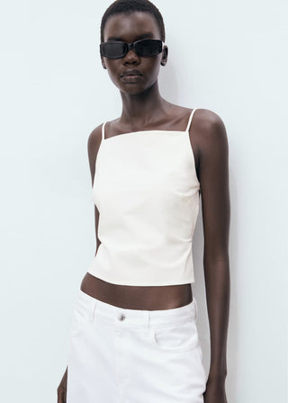 Blusa con Detalle de Espalda Abierta.