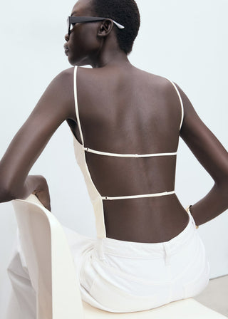 Blusa con Detalle de Espalda Abierta.