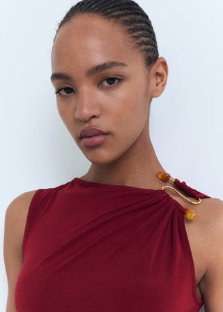 Vestido Drapeado con Detalle Joya.