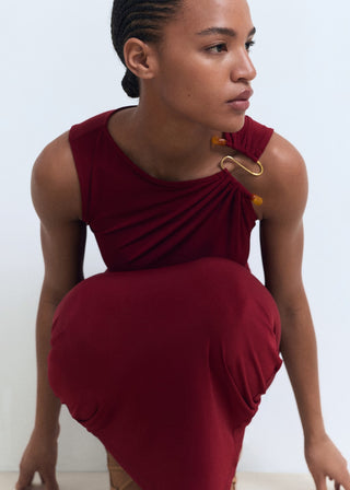 Vestido Drapeado con Detalle Joya.