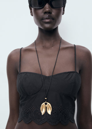 Blusa Crop con Detalle Bordado