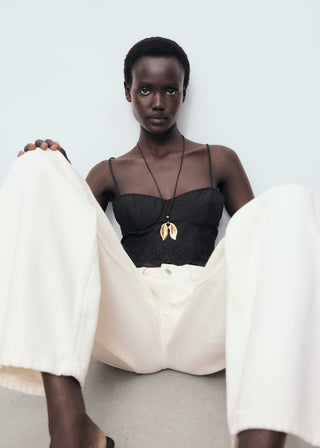 Blusa Crop con Detalle Bordado