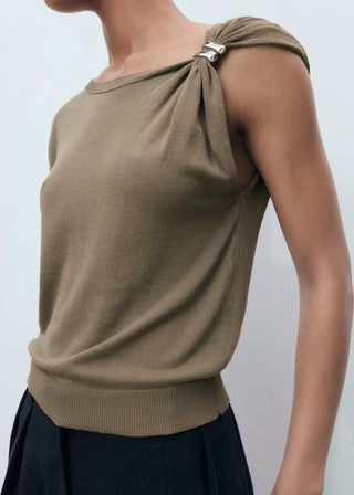 Blusa de Punto con Detalle Metálico.