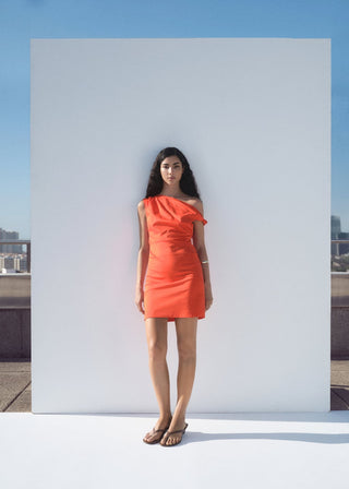 Vestido Corto Cuello Asimétrico.