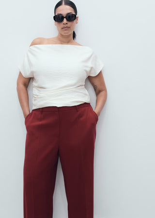 Pantalón Recto Talle Medio con Bolsillos.