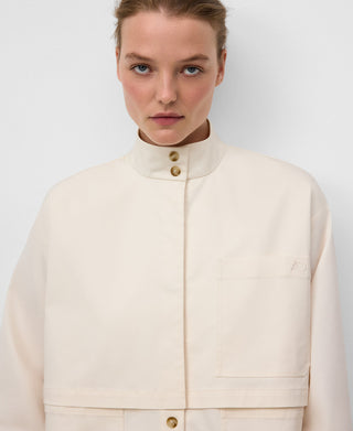 Camisa Cuello Alto con Bolsillos Delanteros