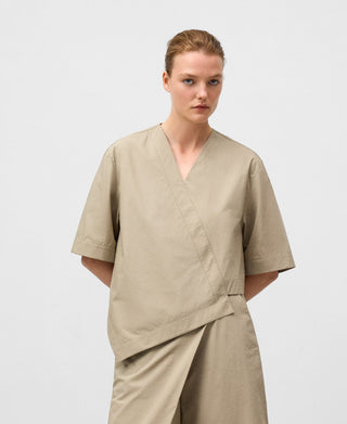 Camisa Asimétrica con Pieza Superpuesta.