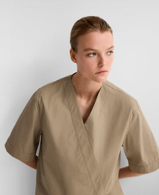 Camisa Asimétrica con Pieza Superpuesta.