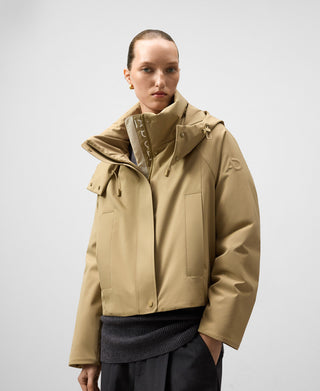 Chaqueta Corta Cuello Alto con Capucha