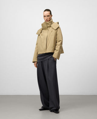 Chaqueta Corta Cuello Alto con Capucha