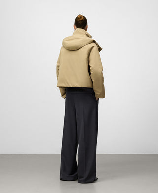 Chaqueta Corta Cuello Alto con Capucha