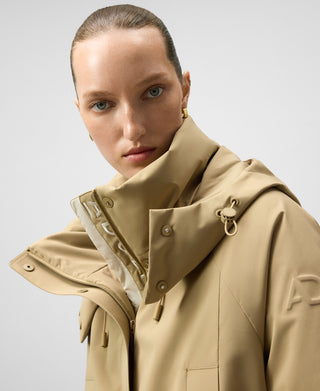 Chaqueta Corta Cuello Alto con Capucha