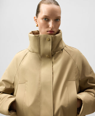 Chaqueta Corta Cuello Alto con Capucha