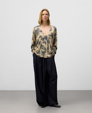 Sudadera Cuello Pico con Estampado.