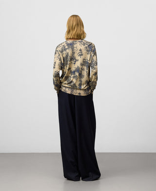 Sudadera Cuello Pico con Estampado.