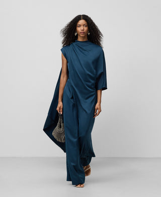 Enterizo con Capa Asimétrica Satinada