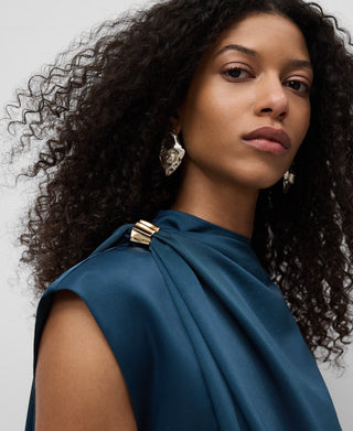 Enterizo con Capa Asimétrica Satinada