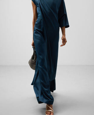 Enterizo con Capa Asimétrica Satinada