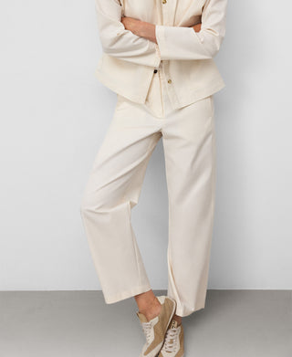 Pantalón Barrel con Bolsillos Tobilleros.