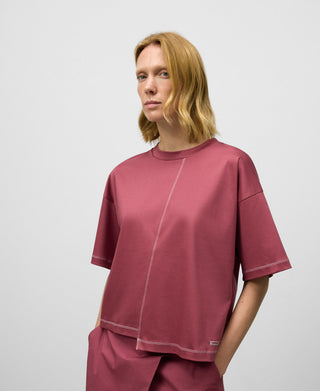 Camiseta Manga Corta con Bajo Asimétrico.