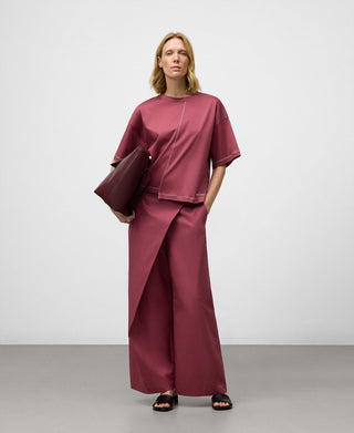 Camiseta Manga Corta con Bajo Asimétrico.