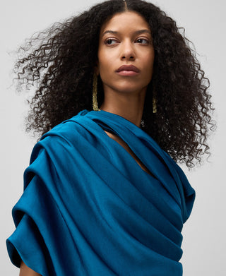 Vestido Largo con Escote Drapeado.