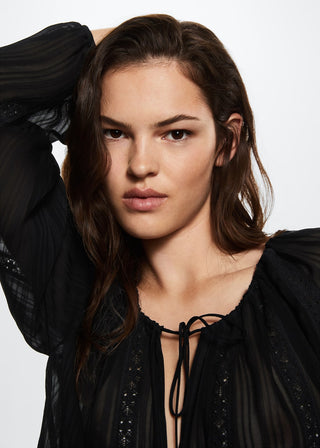 Blusa Manga Larga con Detalle Bordado