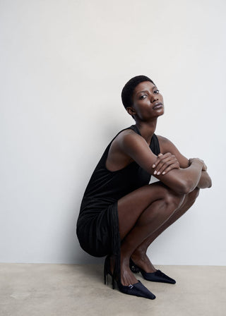 Vestido Asimétrico con Detalle de Flecos