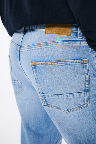 Jeans Regular Fit con Bolsillos