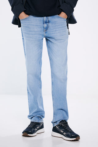 Jeans Regular Fit con Bolsillos