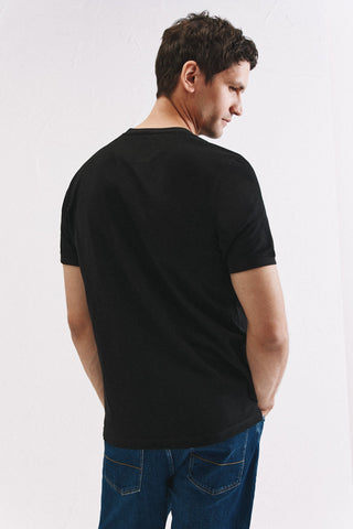 Camiseta Básica con Logo Bordado.