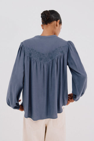 Blusa Manga Larga con Detalle Bordado