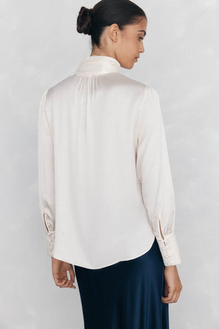 Camisa Satinada con Detalle Lazo