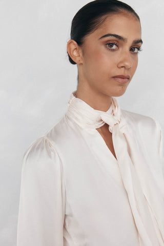 Camisa Satinada con Detalle Lazo