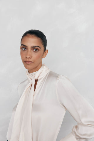 Camisa Satinada con Detalle Lazo