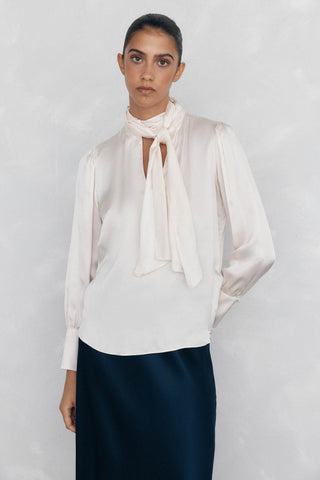 Camisa Satinada con Detalle Lazo