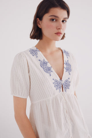 Blusa Manga Corta con Volumen Detalle Bordado
