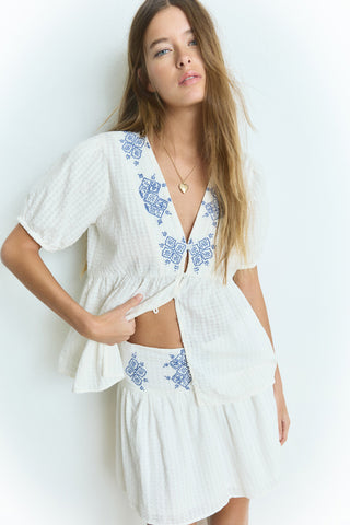 Blusa Manga Corta con Volumen Detalle Bordado