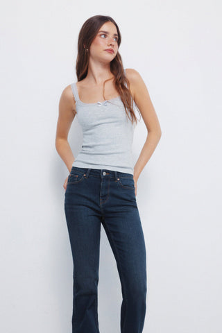 Jeans Flare Talle Medio con Bolsillos