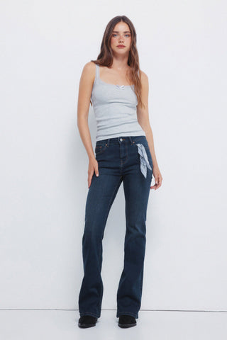 Jeans Flare Talle Medio con Bolsillos