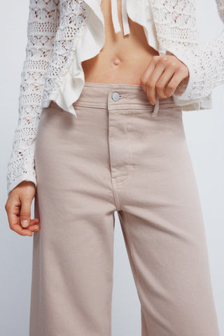 Jeans Talle Alto con Bajo Deshilachado