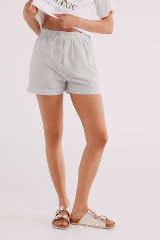 Short Talle Medio con Estampado de Rayas