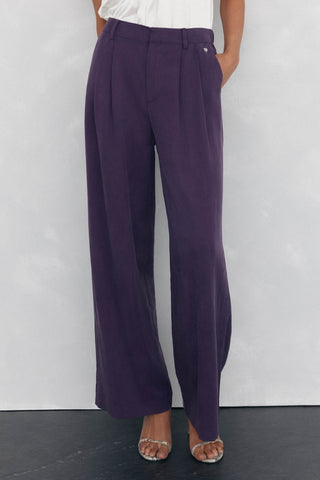 Pantalón Recto con Pinzas Delanteras