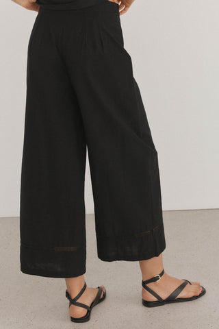 Pantalón Crop con Detalle Bordado