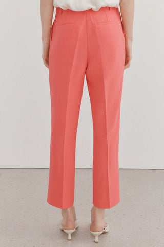 Pantalón Crop con Detalle de Pinzas